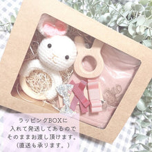 画像をギャラリービューアに読み込む, 【即納】出産祝い ベビーベビー 4点set ⋆⸜ ⚘ ⸝⋆ ヘアクリップ ガラガラ スタイ 歯固め